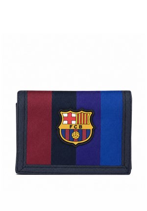 Portfel trójdzielny z pionowymi bordowymi, granatowymi, fioletowymi i niebieskimi paskami, z herbem klubu piłkarskiego Barcelona na środku.