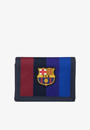 Portfel trójdzielny z pionowymi bordowymi, granatowymi, fioletowymi i niebieskimi paskami, z herbem klubu piłkarskiego Barcelona na środku.
