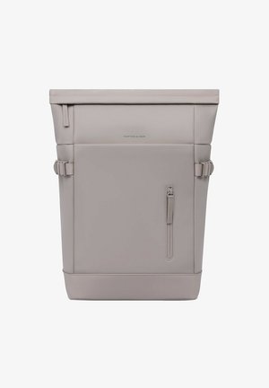 Mat lichtgrijze Kapten & Son rolltop-rugzak met een voorvak met rits en zijkanten met gespbanden, minimalistisch ontwerp.