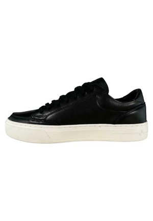 Sneaker in pelle nera con superficie liscia, suola in gomma bianca, punta rotonda e lacci neri. Dettagli cuciti sui lati e sul retro.