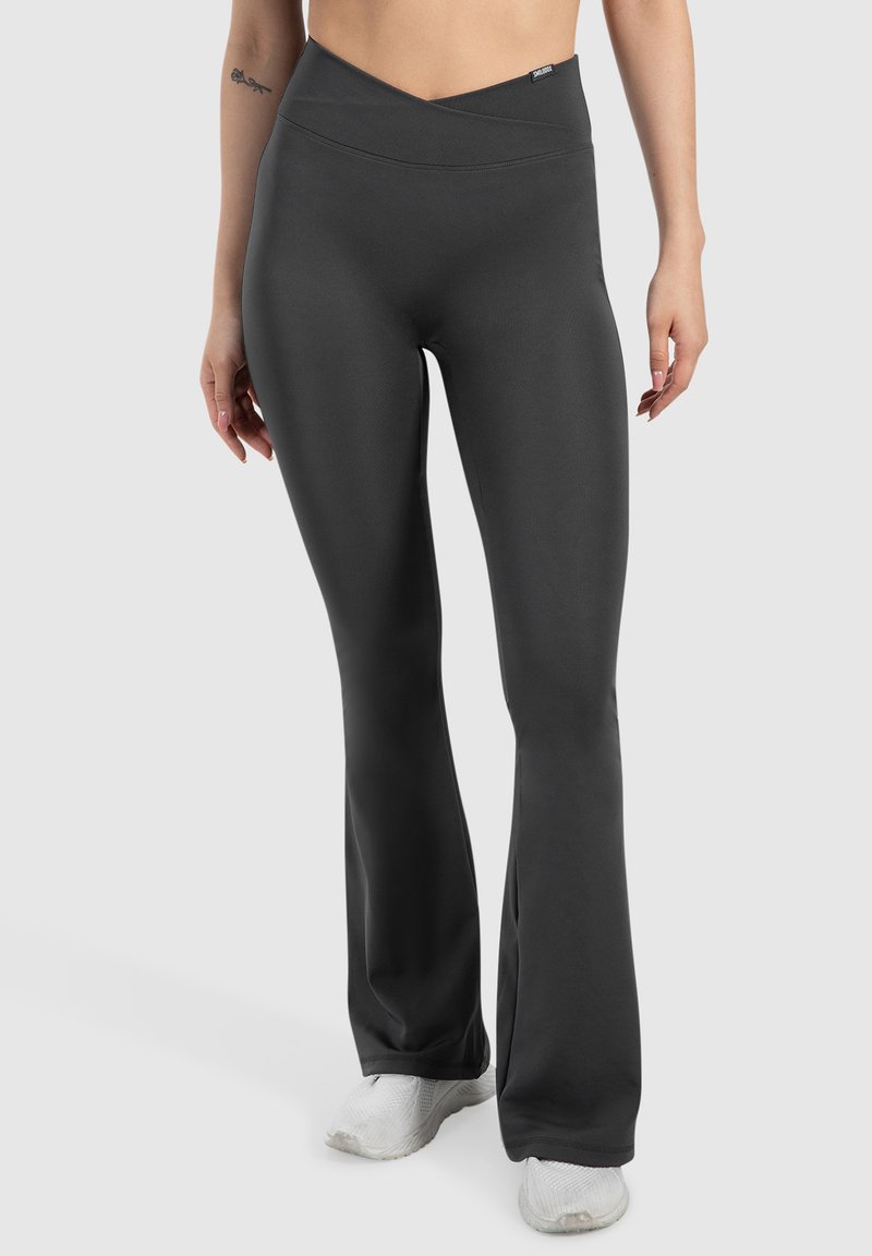 Højtaljede, udvidede athletic leggings i helt sort, lavet af glat, strækbart stof med en crossover-linning og uden synlige mønstre.