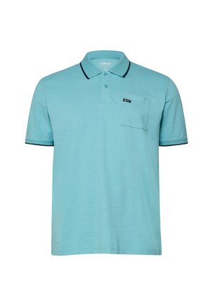 Hellblaues Poloshirt mit kurzen Ärmeln, Zwei-Knopf-Leiste, Brusttasche und dunklem Besatz an Kragen und Ärmelsäumen.