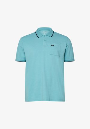 Polo bleu clair à manches courtes avec patte de boutonnage à deux boutons, poche poitrine et bordure foncée sur le col et les bords des manches.