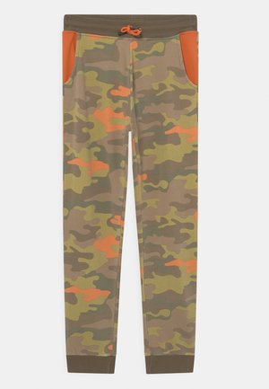 Smaltsiddende joggerbukser med camouflagemønster i grøn, brun og orange, ribbet taljebånd med snørre og orange lommeaccents.