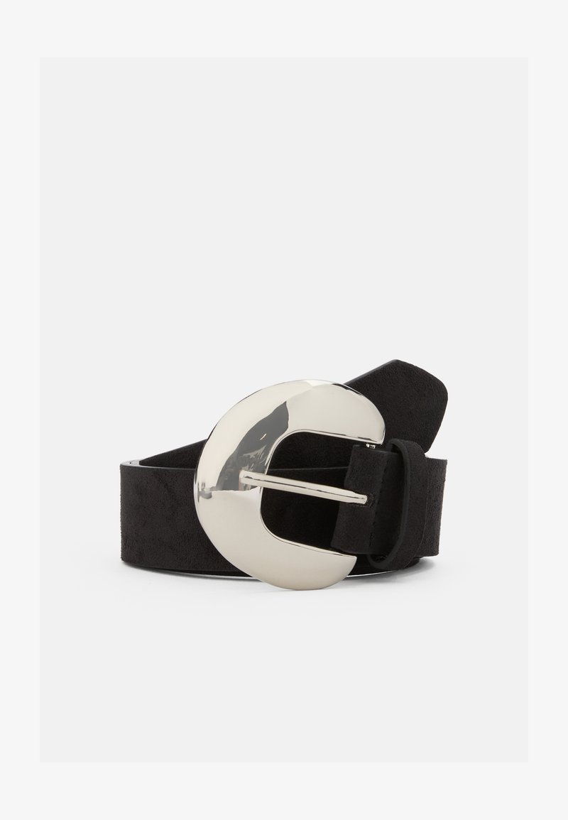 Curea din suede negru cu o cataramă circulară mare, argintie și lucioasă. Catarama are un design decupat și un singur cui pentru prindere.