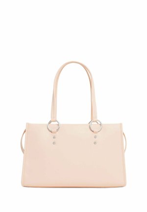 Sac à main rectangulaire beige clair avec double bandoulière attachée par des anneaux argentés et petits clous argentés sur le devant.