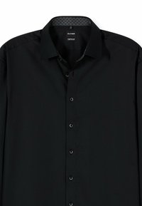 Schwarzes Langarmhemd mit einem Standardkragen, ausgestattet mit schwarzen Knöpfen und einem gemusterten Ausschnitt. Das Material wirkt glatt und frisch.