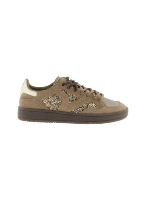 Sneaker bassa in camoscio marrone e pannelli in pelle color cuoio, suola marrone scuro e dettagli scintillanti di glitter dorati sui pannelli laterali.