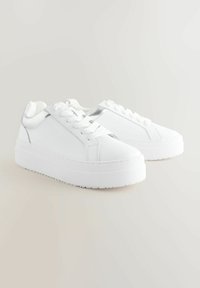 Sneaker platform bianchi in pelle liscia e testurizzata, con accenti metallici argento a contrasto, punta arrotondata, lacci piatti e suola imbottita.