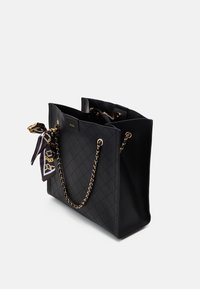 Bolso tote negro acolchado con cadenas doradas, que incluye una bufanda de diseño desmontable y un bolsillo interior con cremallera.