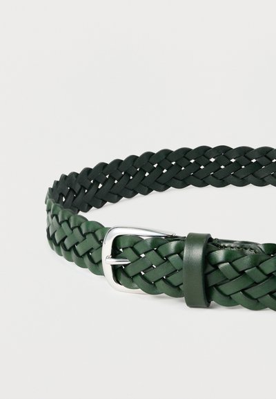 Πλεκτή πράσινη δερμάτινη ζώνη με ασημένια μεταλλική αγκράφα και ραμμένο δερμάτινο δέκτη. Υφή με επίπεδη προφίλ.