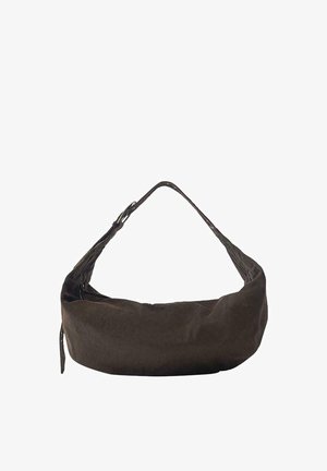 Borsa a tracolla in tessuto morbido marrone scuro con una singola tracolla e chiusura con cerniera, mostrata su sfondo bianco.