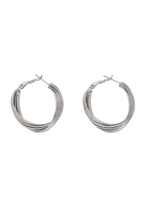 Para srebrzystych kolczyków-kołeczków z oplecionym wzorem sznura i zapięciami na zatrzask, prezentowanych na białym tle.