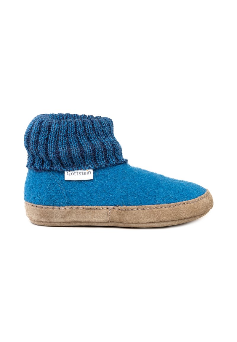 Pantofole in feltro blu con risvolto lavorato a maglia, suola in suede beige e cuciture a vista. Presenta un'etichetta con la scritta "Gottstein."