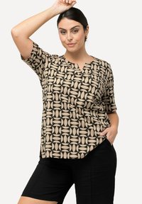 Ulla Popken ALLOVER SHORT SLEEVE SPLIT NECK  - Triko s potiskem - black