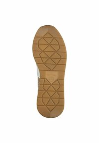 Semelle de chaussure en caoutchouc tan avec un motif texturé comportant des formes hexagonales et des rainures pour l'adhérence. Partie supérieure blanche avec des accents tissés.