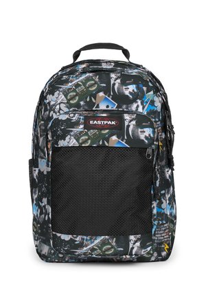 Mochila negra con estampados gráficos mixtos, que cuenta con un bolsillo frontal de malla, correas ajustables y un asa superior. Logo de Eastpak mostrado.