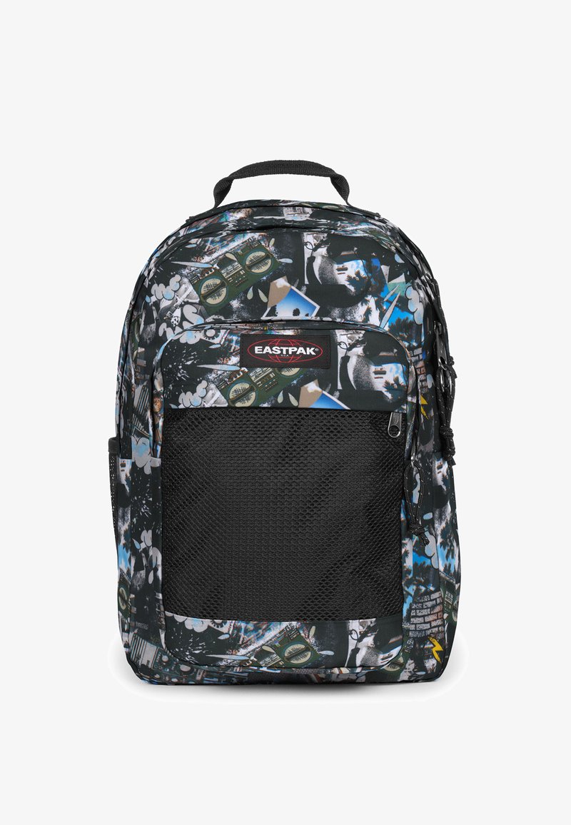 Musta reppu, jossa on sekoitus graafisia printtejä, etupaneelissa verkkotasku, säädettävät säädettävät hihnat ja ylhäällä kantokahva. Eastpak-logo näkyvissä.