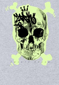 Grafický design s lebkou v černém inkoustu s neonově zelenými akcenty, umístěnou na šedém pozadí, s kostmi přeškrtnutými a textem níže.