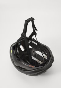 Svart sykkelhjelm med et strømlinjeformet design, utstyrt med justerbare svarte stropper, flere ventilasjonsåpninger og en jevn strukturert overflate.