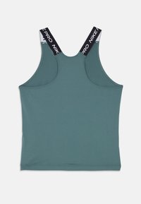 Αμάνικη αθλητική μπλούζα σε τιρκουάζ χρώμα με μαύρες τιράντες Nike Pro, απεικονιζόμενη από το πίσω μέρος σε λευκό φόντο.