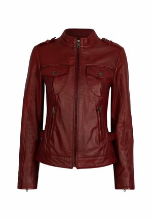 Červená kožená bunda s pevným dizajnom, vysokým golierom, dvoma prednými vreckami a striebornými akcentmi. Hladká textúra a priliehavý strih.
