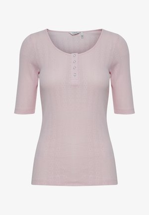 Heledad roosa lühikeste varrukatega blouse, millel on ümmargune kaelus ja esine nööpide rida kolme nööpiga. Kanga pinnal on tekstuurine muster.