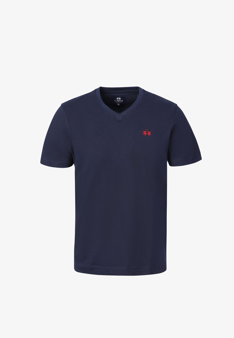 Camiseta azul marino de manga corta con cuello en V y un pequeño logo rojo bordado en el pecho izquierdo.