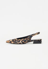 Zapato slingback de estampado de leopardo con punta afilada, patrón de colores negro y marrón, textura suave y un tacón bajo de bloque. Detalle de hebilla ajustable.