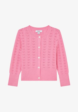 Rosa gestrickter Kinder-Cardigan mit rundem Ausschnitt, langen Ärmeln, gewelltem Strickmuster und fünf weißen Knöpfen vorne.
