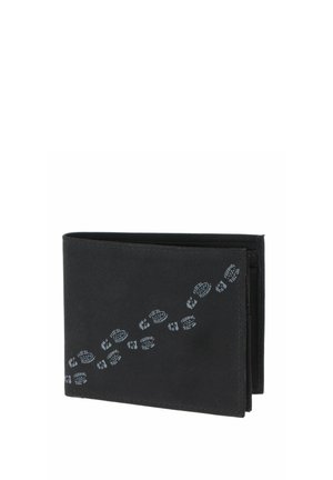 Portefeuille noir bifold avec motif diagonal d'empreinte de botte grise sur le devant, isolé sur fond blanc.