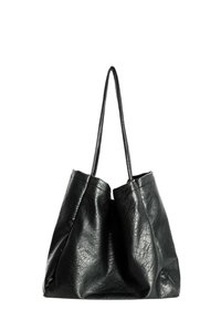 Bolso tote de cuero negro con acabado texturizado y dos asas largas; de estructura suave con un diseño abierto y amplio en la parte superior.