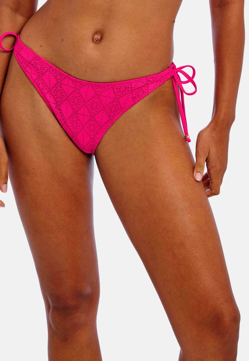 Lyserød hæklede bikini bunde med diamantmønster, snore i siderne og cirkulære metal detaljer. Tilbyder en lavtaljet pasform og struktureret overflade.