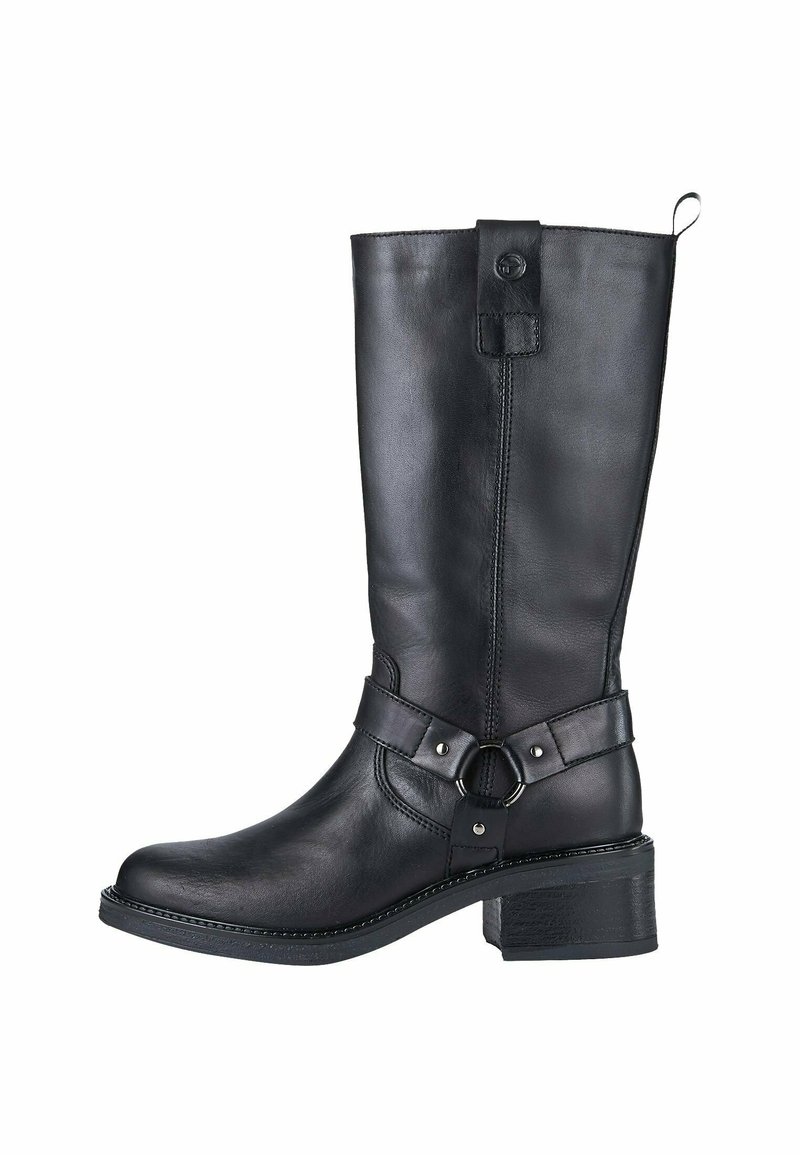 Schwarze Lederkniehohe Stiefel mit runder Kappe, dekorativem Riemen und Ringbeschlägen sowie einem strukturierten Blockabsatz.