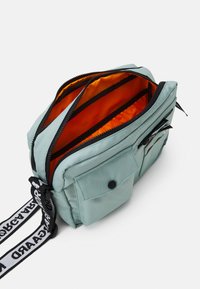 Mads Nørgaard BEL ONE CAPPA BAG UNISEX - Taška cez plece - jadeite
