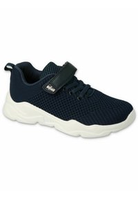 Granatowe siatkowe sneakersy z teksturowaną cholewką, białą gumową podeszwą, sznurowaną i rzepową zapięciem oraz detalem logo z boku. Lekka konstrukcja.