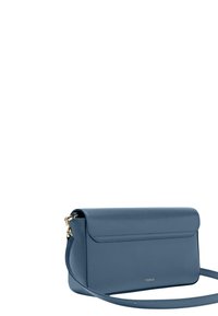 Sac en cuir bleu porté croisé avec une forme structurée, une texture lisse, une fermeture à rabat magnétique et un logo doré subtil sur le devant.