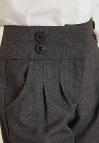 Pantaloni gri, ajustați, cu talie înaltă, dotati cu două butoane negre, plisse frontale și buzunare laterale. Fabricati dintr-un material texturat.