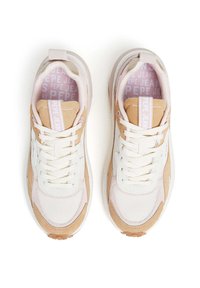 Beige en witte sneakers van mesh en suède materialen. Voorzien van veters, een gewatteerde kraag en een getextureerde rubberen zool. Logo op de tong.