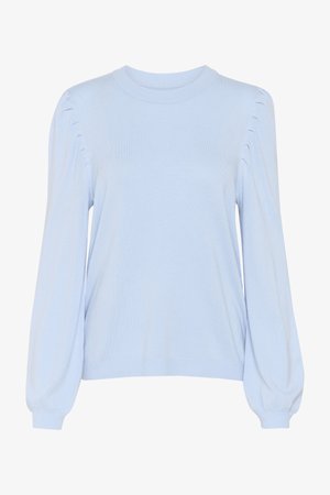 Lysblå strikket trøje med lange, puflede ærmer, ribbet halsudskæring og kant, der har sammenkrøllede detaljer langs ærmerne. Blød tekstur.