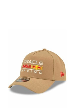 Beige Baseballcap aus Stoff, bestickt mit Logos in Weiß, Rot und Gelb, mit gewölbtem Schirm und verstellbarem Rückengurt.