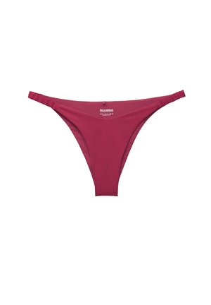 Bikini hlače v malino barvi z elastično, gladko teksturo, ki imajo V-obliko spredaj in gubane stranske detajle.