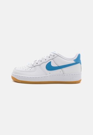 AIR FORCE 1 UNISEX - Zapatillas - white/blue beyond/light brown