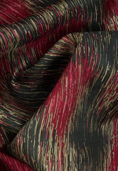 Υφασμα με κυματιστό μοτίβο σε αποχρώσεις κόκκινου, χρυσού και μαύρου. Λείο υφή με λαμπερό φινίρισμα. Διακριτές ποικιλόχρωμες γραμμές σε όλο το ύφασμα.