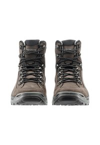 Stivali da trekking marroni in materiali scamosciati e sintetici, con lacci neri, occhielli metallici e suole grigie robuste, progettati per l'uso all'aperto.