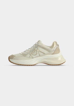 Beige og hvid chunky sneaker med mesh- og læderdetaljer, hvide snørebånd og en tyk gummisål med brunt mønster.