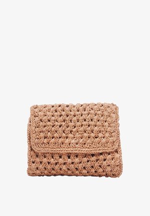 Borsa a pochette intrecciata color faun con chiusura a patta, caratterizzata da un intricato motivo a lattice e una superficie morbida e testurizzata.