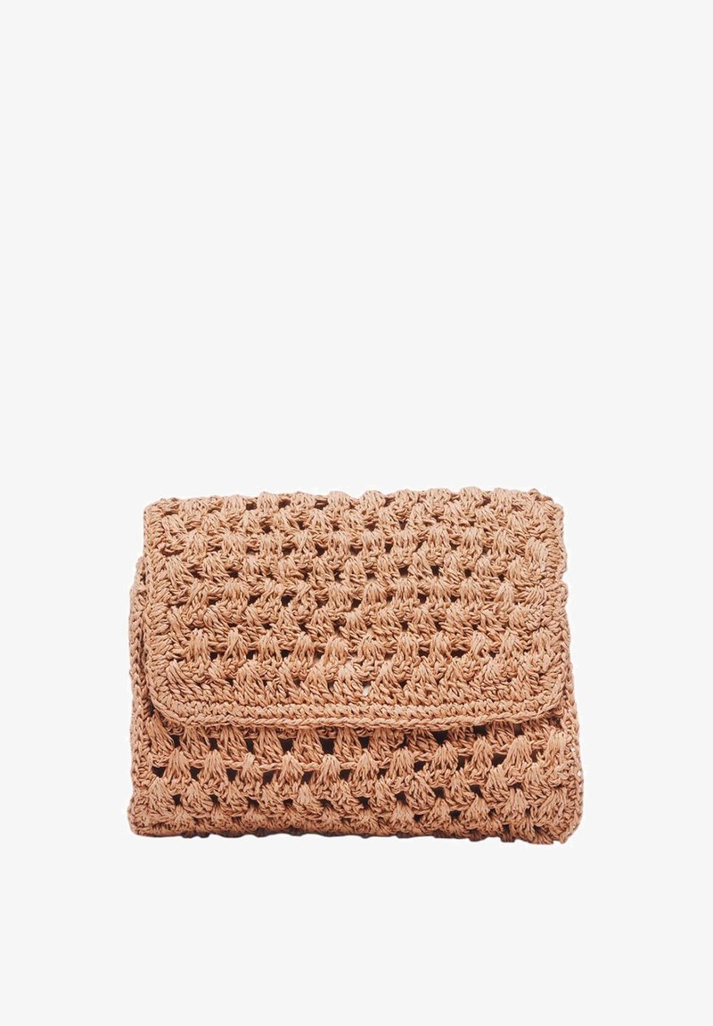 Borsa a pochette intrecciata color faun con chiusura a patta, caratterizzata da un intricato motivo a lattice e una superficie morbida e testurizzata.