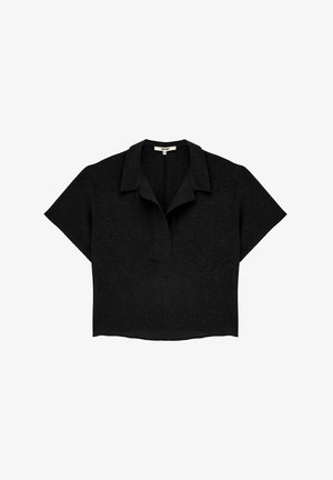Czarna koszulka polo z krótkim rękawem, z kołnierzykiem i zapięciem na guziki, wykonana z teksturowanej tkaniny o luźnym kroju.