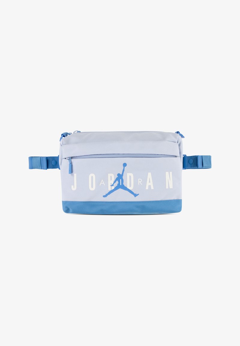 Μπλέ υφασμάτινη τσάντα ώμου με μεγάλο λευκό λογότυπο "JORDAN" και μπλέ γραφικό Jumpman. Περιλαμβάνει μπροστινή τσέπη με φερμουάρ και ρυθμιζόμενο λουράκι.